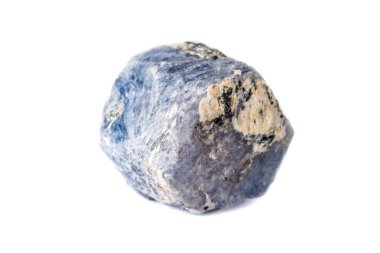 Beyaz arka planda makro safir minerali yakın