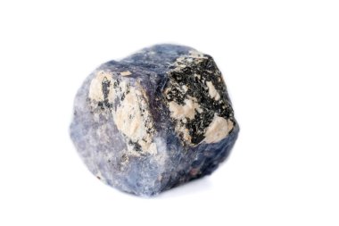 Beyaz arka planda makro safir minerali yakın