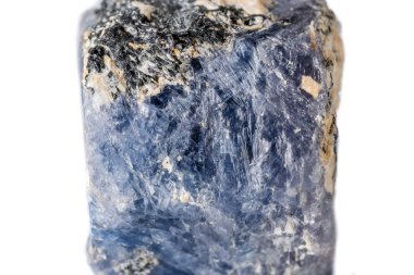 Beyaz arka planda makro safir minerali yakın