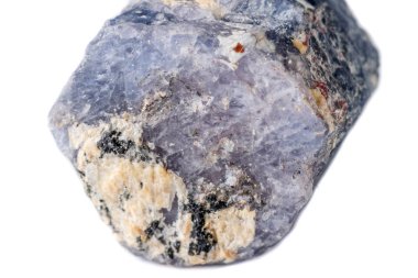 Beyaz arka planda makro safir minerali yakın