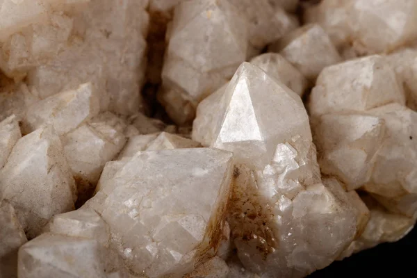 Makro Mineral Schneequarzkristalle Auf Schwarzem Hintergrund Nahaufnahme — Stockfoto