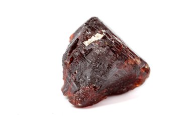 Makro mineral taş Garnet Spessartine beyaz bir arka plan üzerinde Kapat