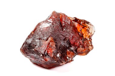 Makro mineral taş Garnet Spessartine beyaz bir arka plan üzerinde Kapat