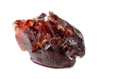 Makro mineral taş Garnet Spessartine beyaz bir arka plan üzerinde Kapat