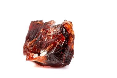 Makro mineral taş Garnet Spessartine beyaz bir arka plan üzerinde Kapat