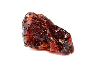Makro mineral taş Garnet Spessartine beyaz bir arka plan üzerinde Kapat
