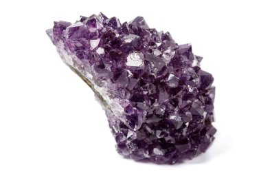 Makro mineral taş fırçalanabilir göz kristalleri beyaz arka plan üzerinde Kapat