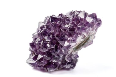 Makro mineral taş fırçalanabilir göz kristalleri beyaz arka plan üzerinde Kapat