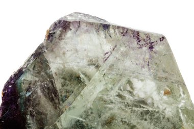 Florit beyaz bir arka plan üzerinde makro bir mineral taş yakın çekim