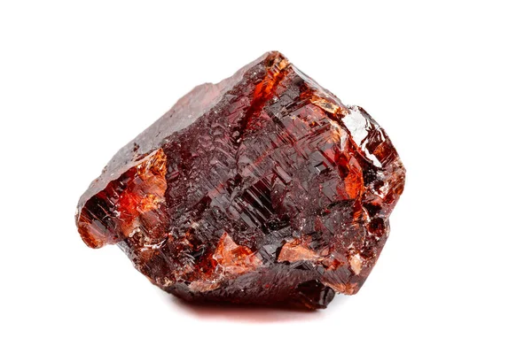 Makro mineral taş Garnet Spessartine beyaz bir arka plan üzerinde Kapat