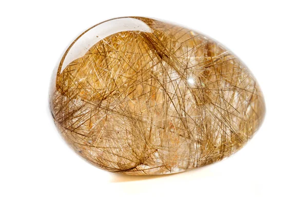 Beyaz bir arka plan üzerinde rutil kuvars makro mineral quartz tüylü taş, yakın çekim