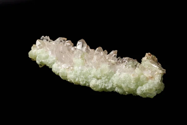 マクロ ミネラル石プレナイト 水晶黒の背景にクローズ アップ — ストック写真