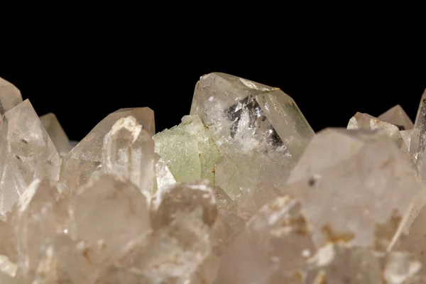 マクロ ミネラル石プレナイト 水晶黒の背景にクローズ アップ — ストック写真