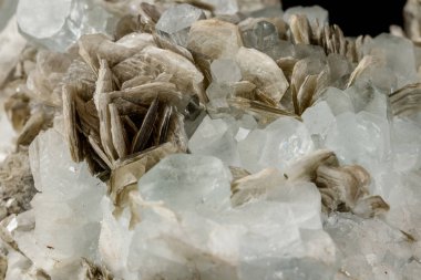 Makro mineral Taş Akuamarin rock siyah bir zemin üzerine yakın çekim
