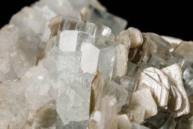 Makro mineral Taş Akuamarin rock siyah bir zemin üzerine yakın çekim