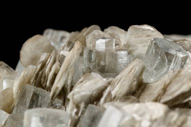 Makro mineral Taş Akuamarin rock siyah bir zemin üzerine yakın çekim