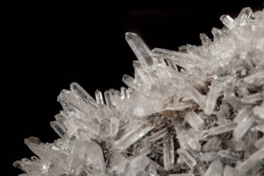 Makro mineral taş sülfit kuvars siyah bir zemin üzerine yakın çekim