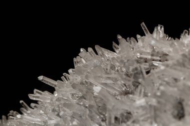 Makro mineral taş sülfit kuvars siyah bir zemin üzerine yakın çekim