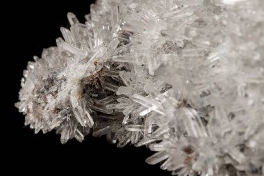 Makro mineral taş sülfit kuvars siyah bir zemin üzerine yakın çekim