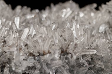 Makro mineral taş sülfit kuvars siyah bir zemin üzerine yakın çekim