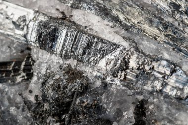 Makro mineral taş Stibnite kuvars siyah bir zemin üzerine yakın çekim