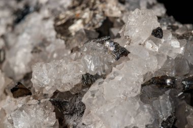 Makro mineral taş Stibnite kuvars siyah bir zemin üzerine yakın çekim