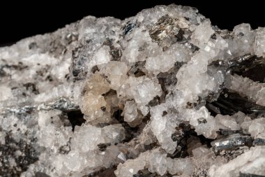 Makro mineral taş Stibnite kuvars siyah bir zemin üzerine yakın çekim