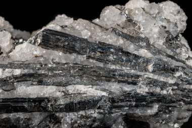 Makro mineral taş Stibnite kuvars siyah bir zemin üzerine yakın çekim