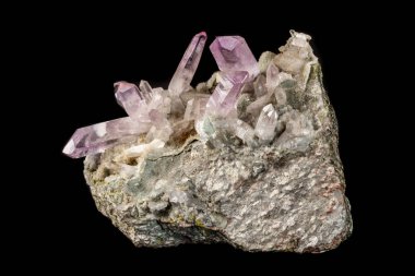 Makro mineral taş Ametist kristal rock siyah bir arka plan içinde yakın çekim