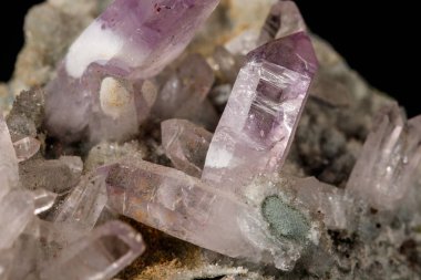 Makro mineral taş Ametist kristal rock siyah bir arka plan içinde yakın çekim