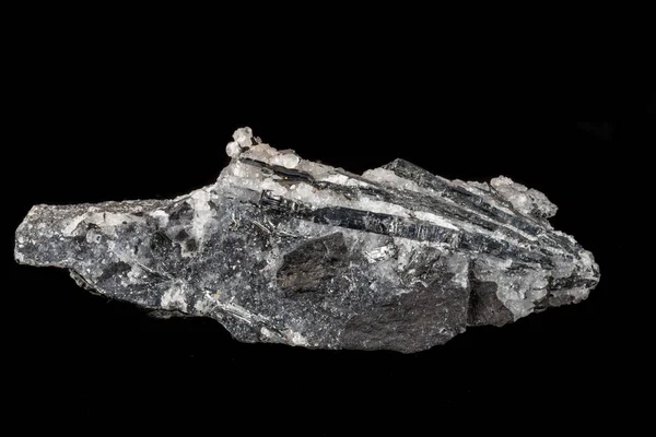 宏观矿物石头 Stibnite 石英在一个黑色背景关闭 — 图库照片