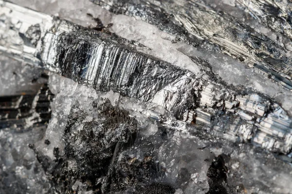 Makro Mineralstein Stibnit Quarz Auf Schwarzem Hintergrund Nahaufnahme — Stockfoto