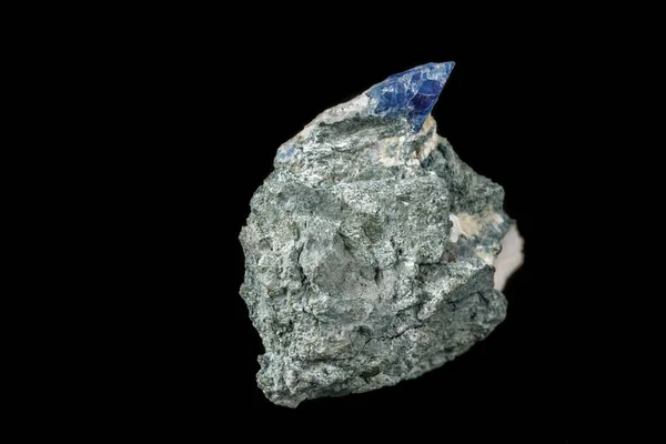 Makro Mineralstein Bentorit Auf Schwarzem Hintergrund Nahaufnahme — Stockfoto
