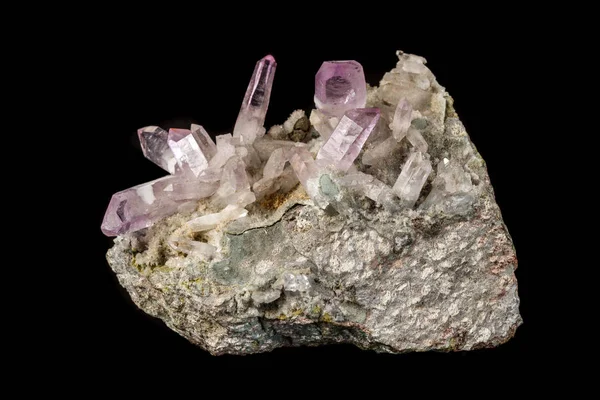 Makro Mineral Sten Ametist Kristaller Rock Svart Bakgrund Närbild — Stockfoto
