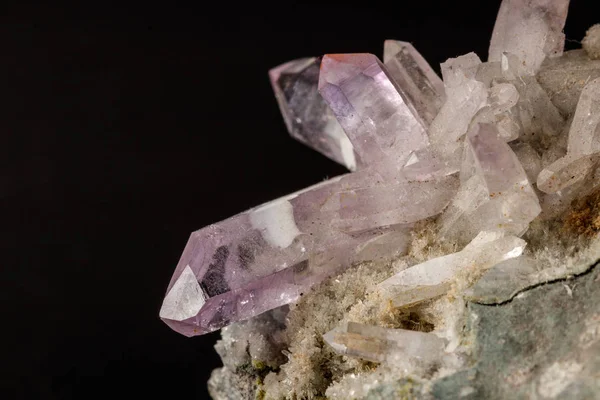 Makro Mineral Taş Ametist Kristal Rock Siyah Bir Arka Plan — Stok fotoğraf