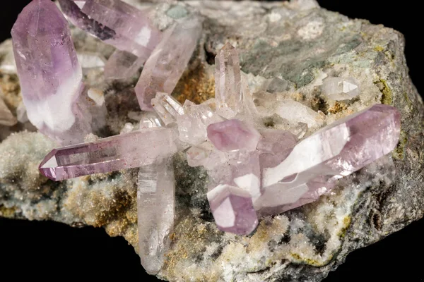 Makro Mineral Taş Ametist Kristal Rock Siyah Bir Arka Plan — Stok fotoğraf