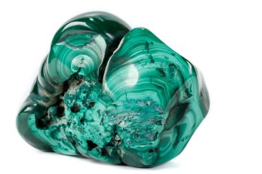 Beyaz arka plan üzerinde makro malakit mineral taş yakın çekim