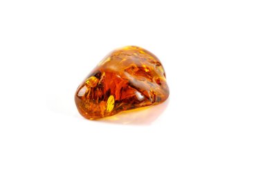 Makro beyaz zemin üzerine örümcek ile Amber mineral taş yakın çekim