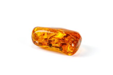 Makro beyaz zemin üzerine örümcek ile Amber mineral taş yakın çekim