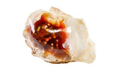 Beyaz bir arka plan üzerinde mineral taş ateşli akik makro yakın çekim