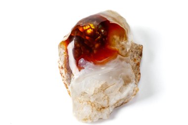 Beyaz bir arka plan üzerinde mineral taş ateşli akik makro yakın çekim