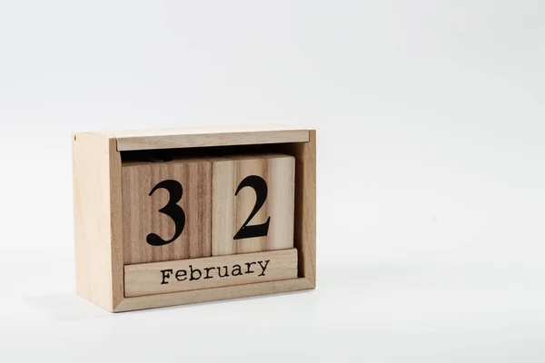 Dřevěný Kalendář Únor Bílém Pozadí Zblízka — Stock fotografie