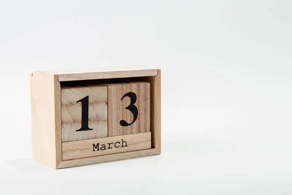 Drewniane Kalendarz Marca Białym Tle Bliska — Zdjęcie stockowe