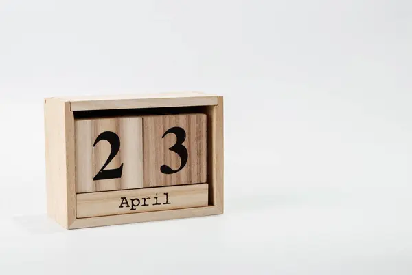 Drewniane Kalendarza Kwietnia Białym Tle Bliska — Zdjęcie stockowe