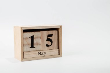 Ahşap takvim 15 Mayıs beyaz bir arka plan üzerinde Kapat