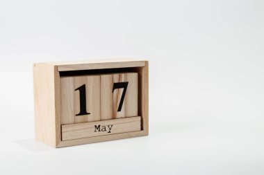 Ahşap takvim 17 Mayıs beyaz bir arka plan üzerinde Kapat