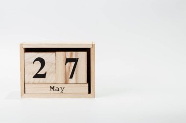 Tahta takvim 27 Mayıs 'ta beyaz arkaplanda