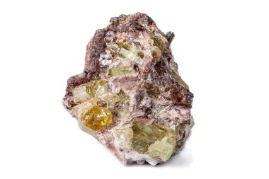 Beyaz bir arka plan üzerinde makro mineral taş altın apatit