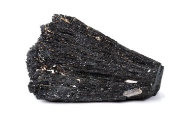 Makro mineral taş Schorl, beyaz bir arka plan üzerinde Siyah Tourmaline yakın çekim