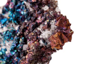 Makro mineral taş Chalcopyrite beyaz bir arka plan üzerinde Kapat